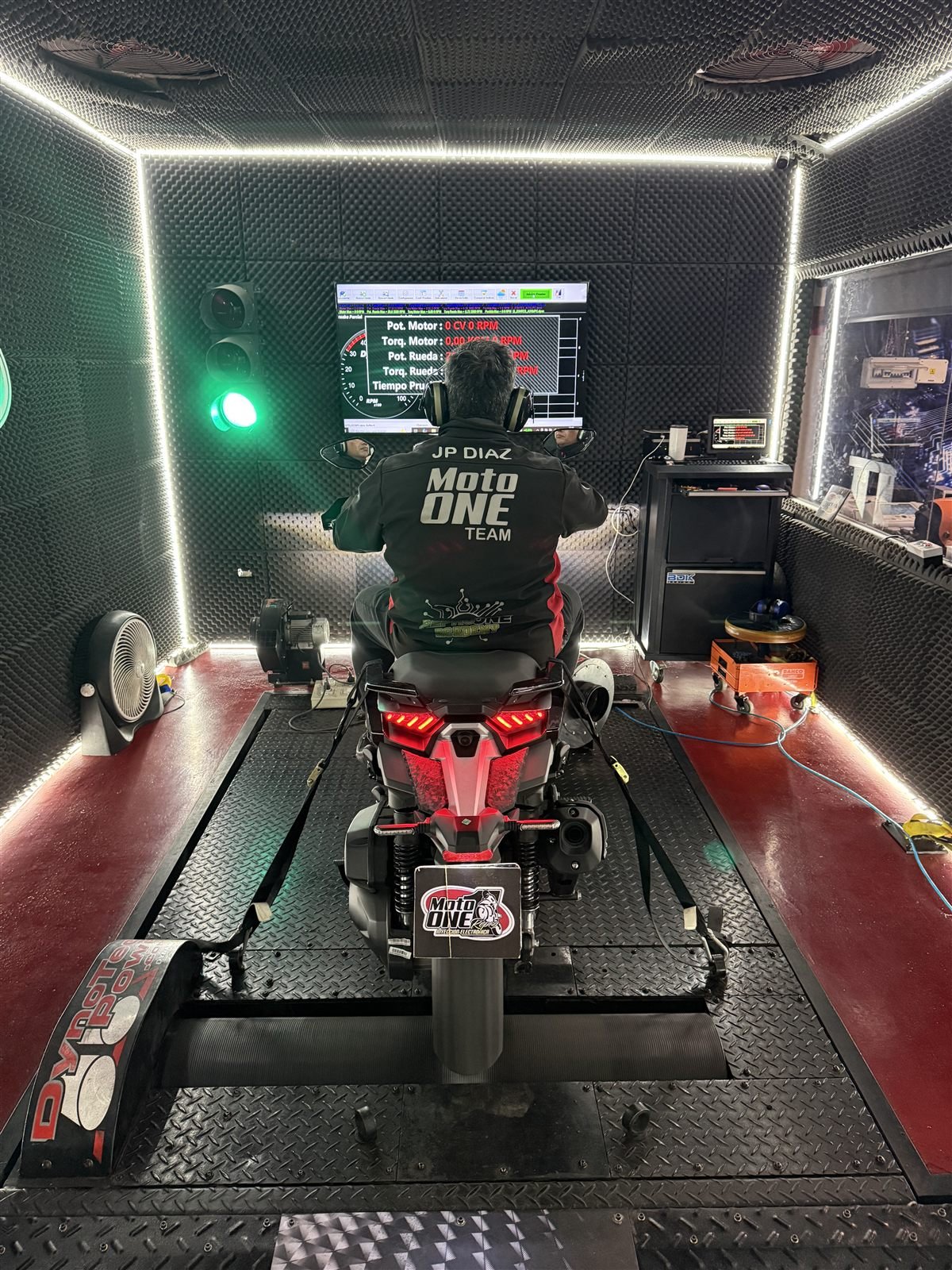 Motocicleta sobre banco de diagnóstico dentro del taller